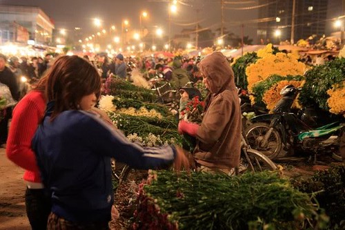 Quang An flower market prior to Tet  - ảnh 1